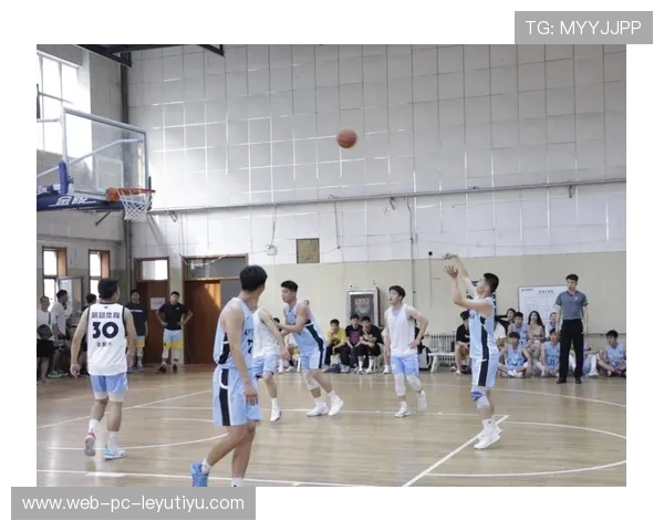 “简阳文体中心:篮球赛场激烈对决,选手激情四射” “简阳文体中心:篮球赛场激烈对决,选手激情四射”